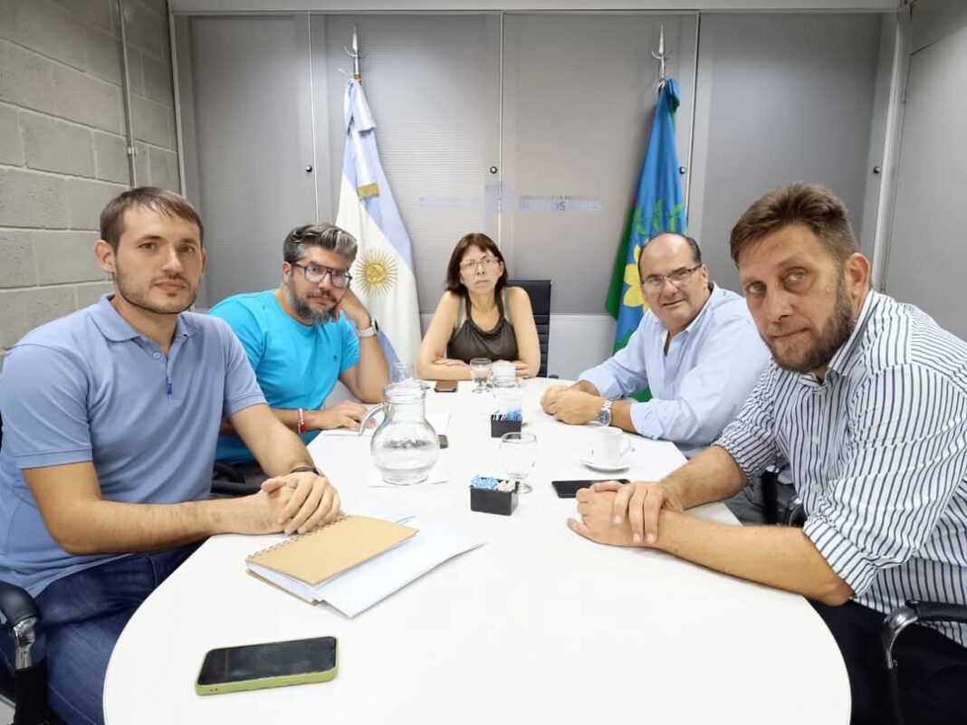El jefe comunal de Tordillo, Héctor Olivera, busca articular con la Provincia para finalizar la construcción de viviendas abandonadas por el Gobierno nacional.