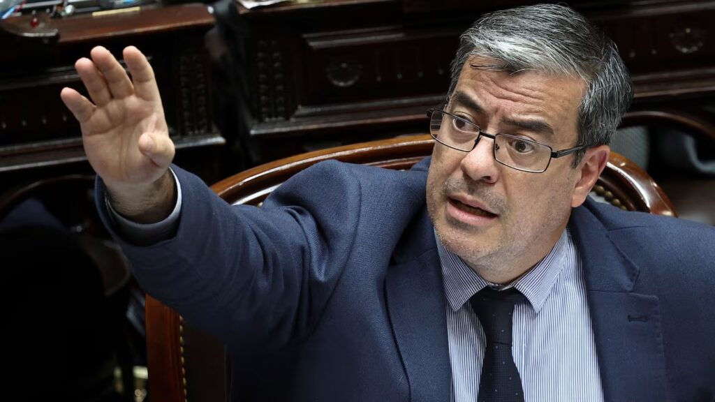Germán Martínez fustigó contra Martín Menem y le recordó que no había sancionado a Claudio Almirón cuando protagonizó un enfrentamiento a golpes con Oscar Zago en la sesión anterior.