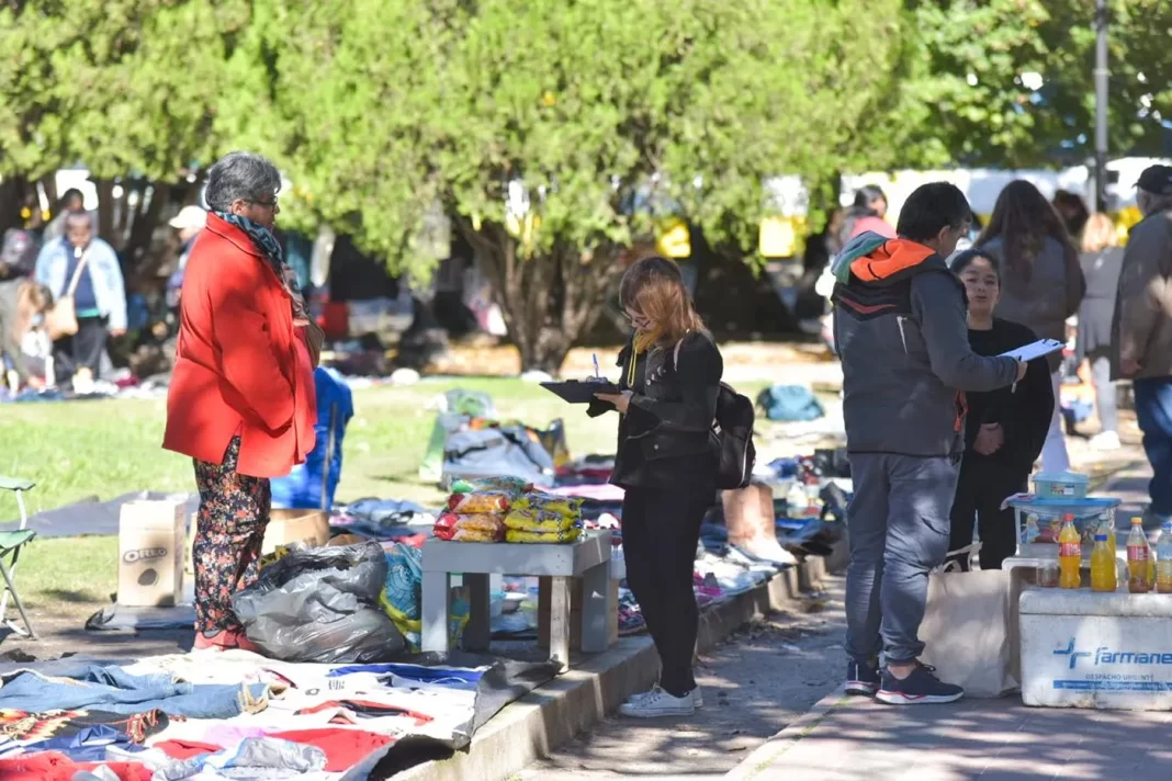 El bloque de concejales de La Libertad Avanza de La Plata presentaron un pedido de informes para que Julio Alak detalles el plan de relocalización de venta ilegal.
