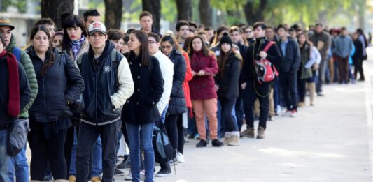Un informe del Ministerio de Economía bonaerense registró que aumentó el desempleo en 2024, siendo las mujeres las más afectadas. Todos los detalles.
