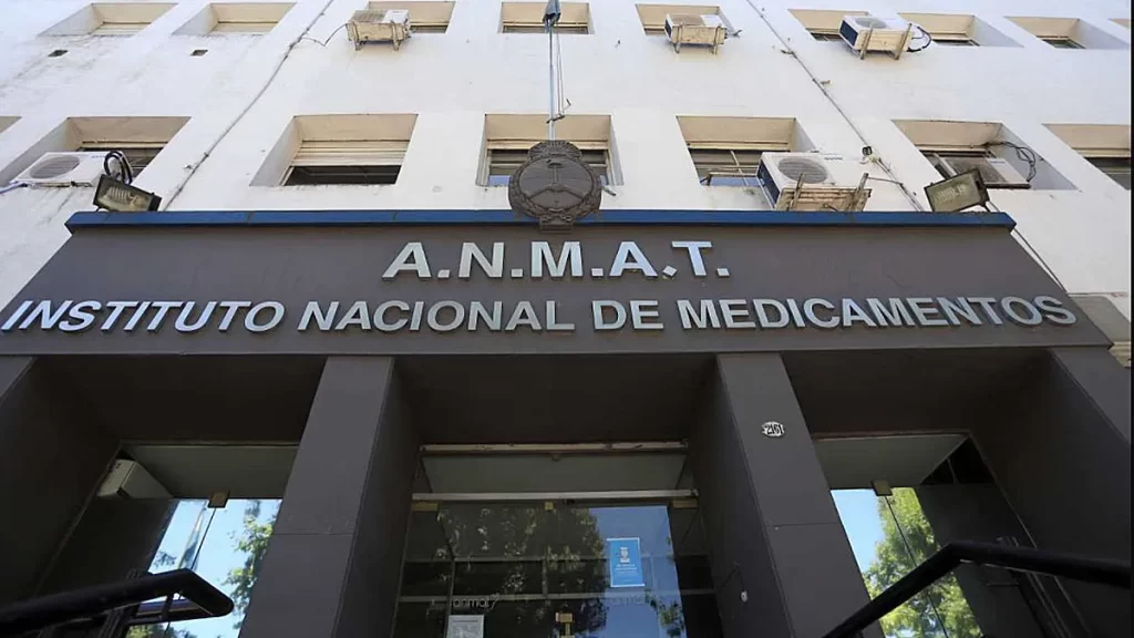 ANMAT regulará la producción de los biosimilares, versiones de medicamentos biológicos que garantizan seguridad y eficacia tras la expiración de la patente original.