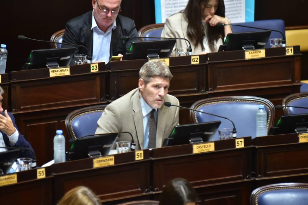 En la Legislatura, se cayó la sesión para suspender las PASO y Kicillof se paró de manos