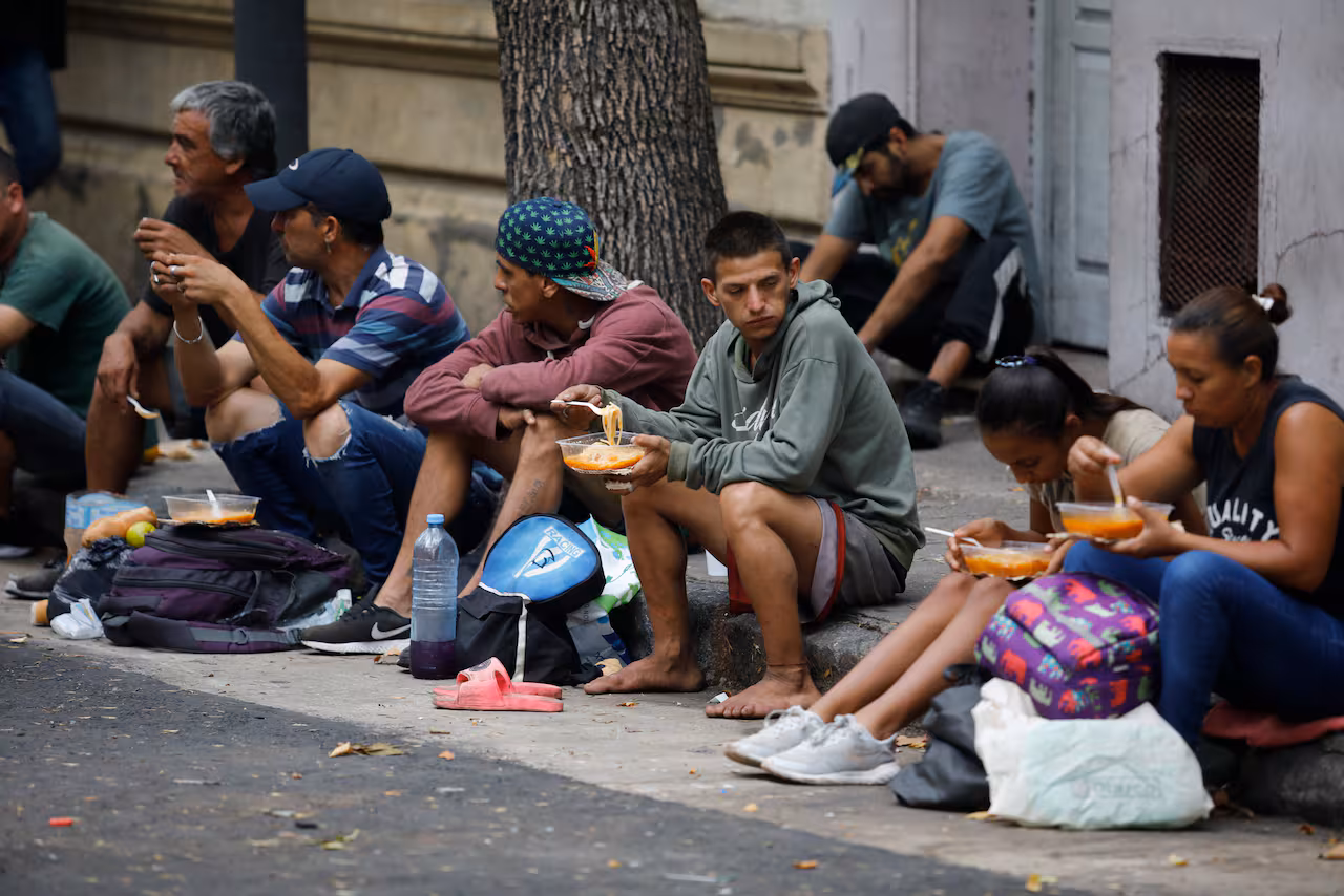 INDEC: la Asignación Universal por Hijo (AUH) y la Tarjeta Alimentar, habría sido clave para reducir la indigencia.