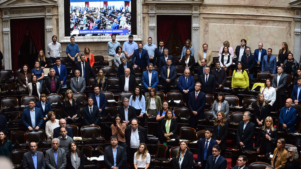 Diputados de la oposición alcanzaron el número mágico y comienzan a tratar en el recinto una serie de proyectos para investigar el escándalo cripto. Seguí la cobertura en vivo.