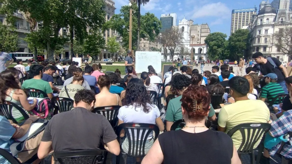 Docentes y alumnos de la UBA dictarán una jornada de enseñanza en Plaza de Mayo con temáticas dirigidas al Gobierno de Milei. 