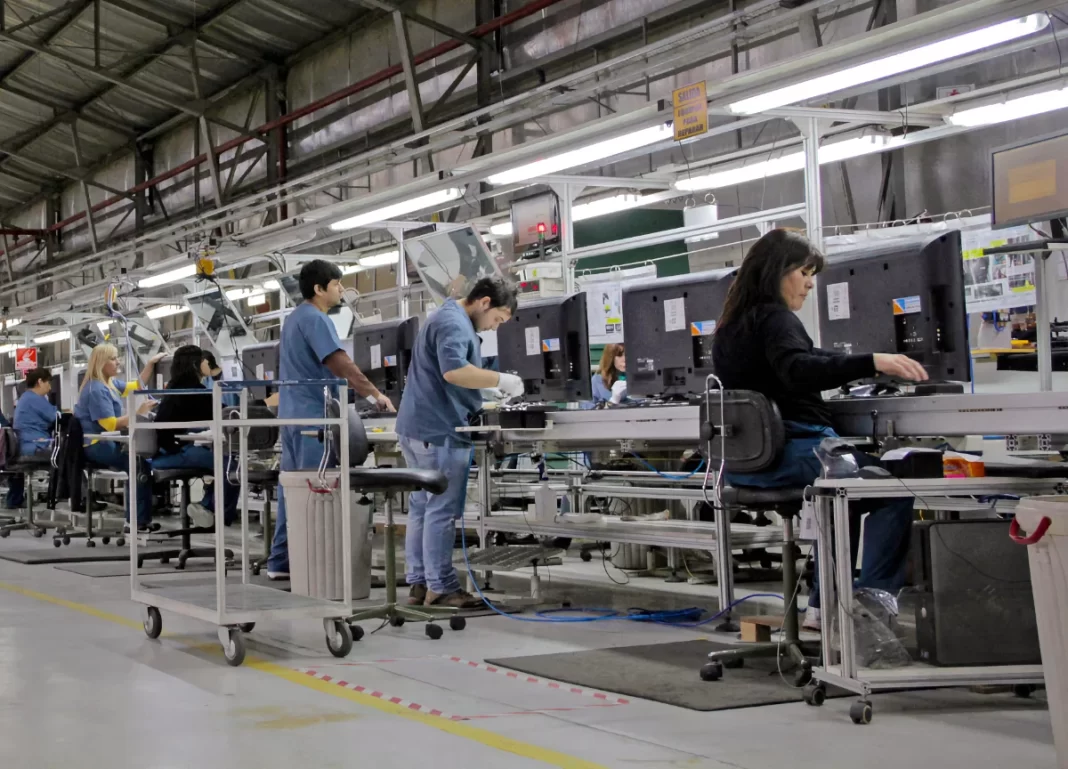 La CSIRA advierte que la política económica de Javier Milei provocó la pérdida de 100.000 empleos y el cierre de 2.333 empresas en 2024.
