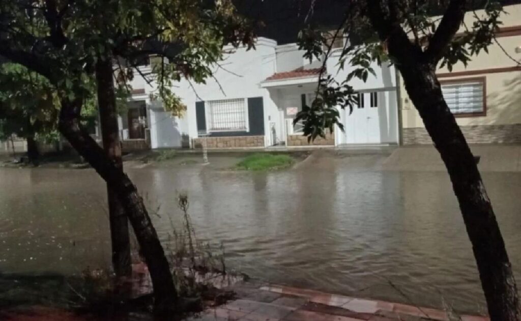 Bahía Blanca: con la nueva alerta meteorológica en vigencia, los reportes de anegamientos comenzaron a circular en redes sociales.