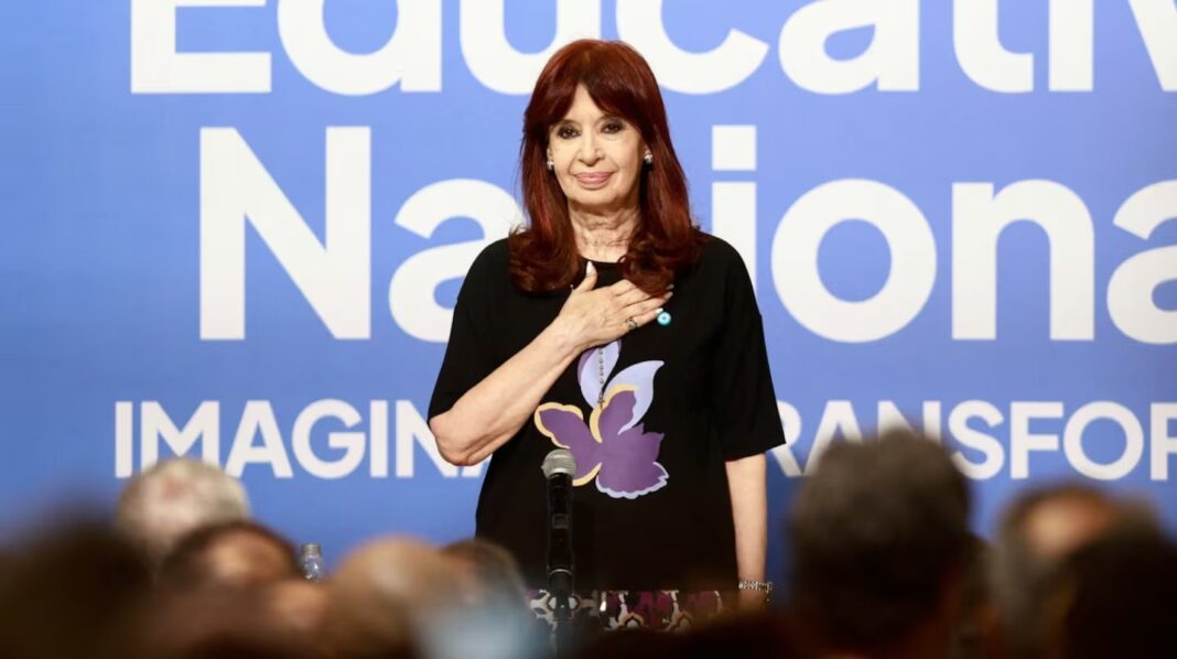 La expresidenta Cristina Kirchner cuestionó a los diputados peronistas que le dieron “un cheque en blanco” al Gobierno por el DNU del acuerdo con el FMI.