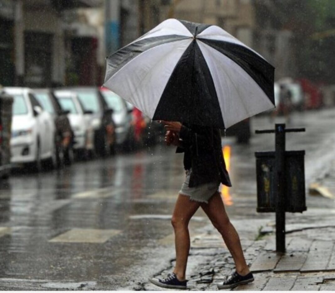 El SMN informó que las lluvias persistirán en el AMBA durante todo el fin de semana largo y rige un alerta amarillo por fuertes vientos.