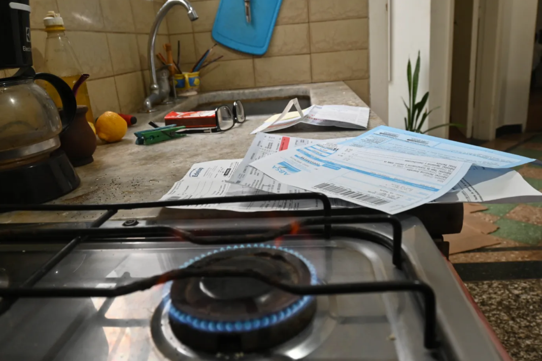 El costo de la canasta de servicios públicos subió 7,7% mensual y acumula un alza del 92% en un año, según un estudio.