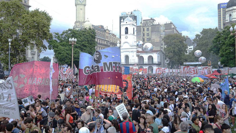 Día de la Memoria: a minutos de la lectura del documento, la plaza se encontraba colmada. 