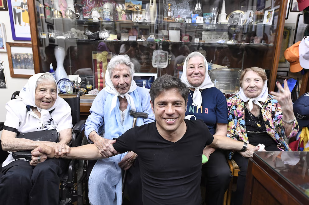 El gobernador Axel Kicillof junto a las Abuelas de Plaza de Mayo previo a la marcha por el 24M. 