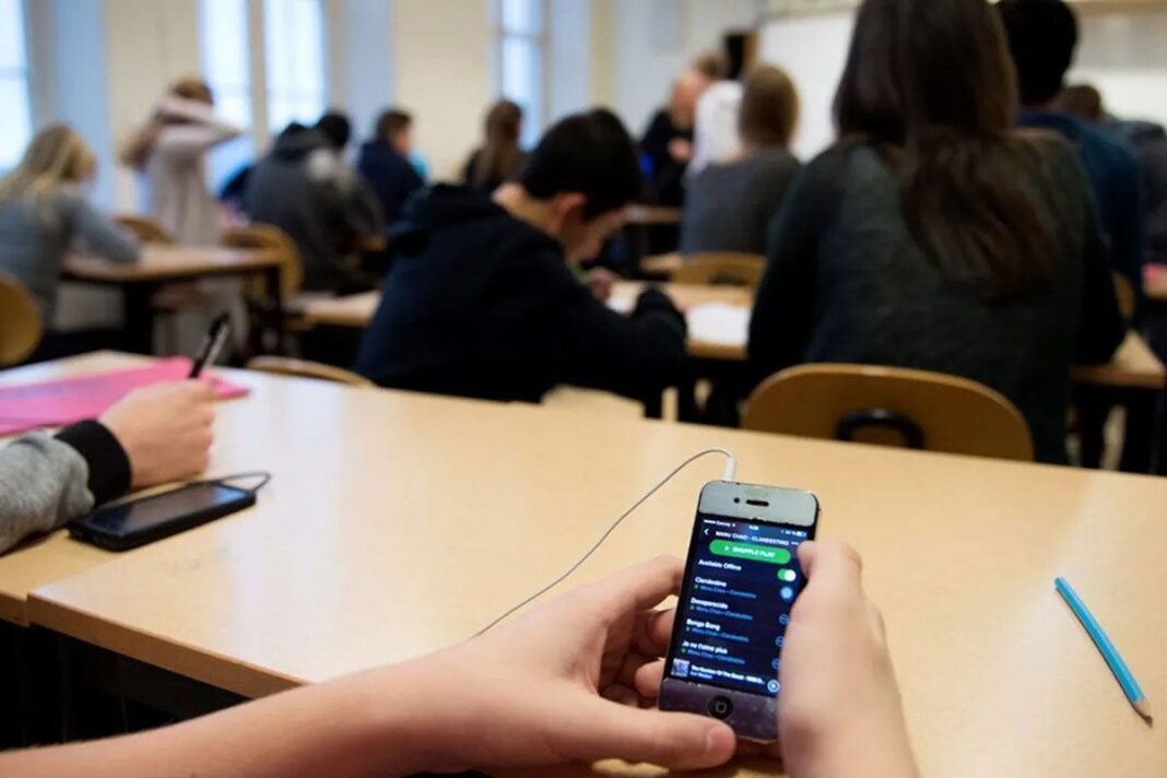 La Asociación de Institutos de Enseñanza Privada de la Argentina (AIEPA) alertó que se está “naturalizando” la ludopatía infantil en las escuelas bonaerenses.