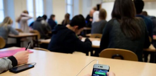 La Asociación de Institutos de Enseñanza Privada de la Argentina (AIEPA) alertó que se está “naturalizando” la ludopatía infantil en las escuelas bonaerenses.