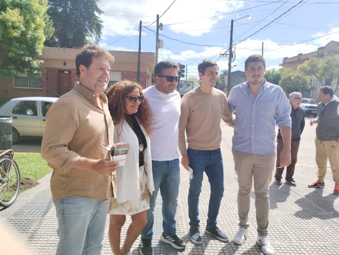 Los diputados Bordaisco y Garciarena de la UCR juntaron firmas en Coronel Vidal para exigir soluciones ante la crisis de IOMA.