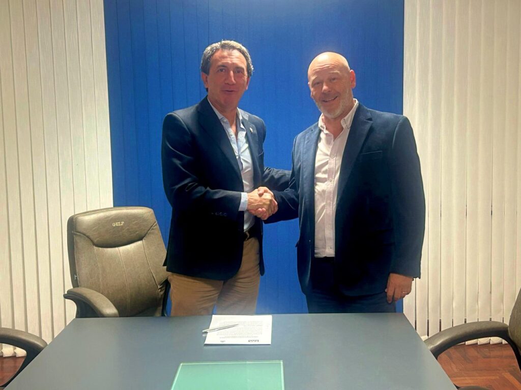 En representación de Gimnasia y Esgrima de La Plata participaron de la firma el presidente Mariano Cowen y el agrimensor Diego Morrone.