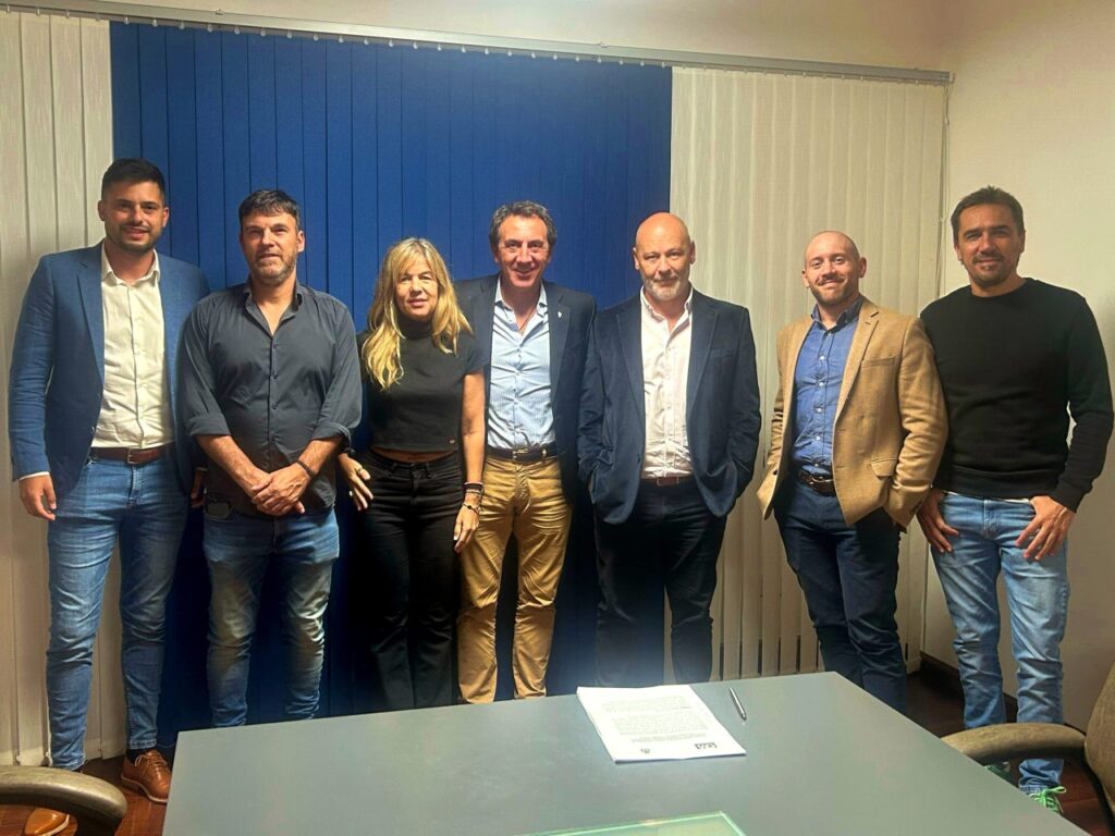 Tambien fueron parte de la firma, los arquitectos ganadores del Concurso Nacional de Ideas para ampliar y modernizar el Estadio Juan Carmelo Zerillo, Marcela Orcaje y Gonzalo Pérez.