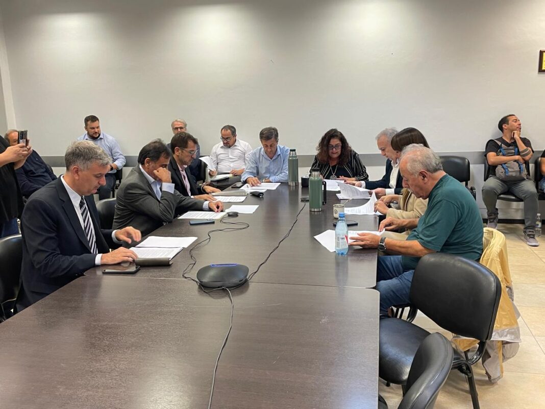 La comisión de Asuntos Constitucionales y Justicia dejó listo para ser tratado este jueves en el recinto el proyecto que amplía las licencias a los estatales bonaerenses.