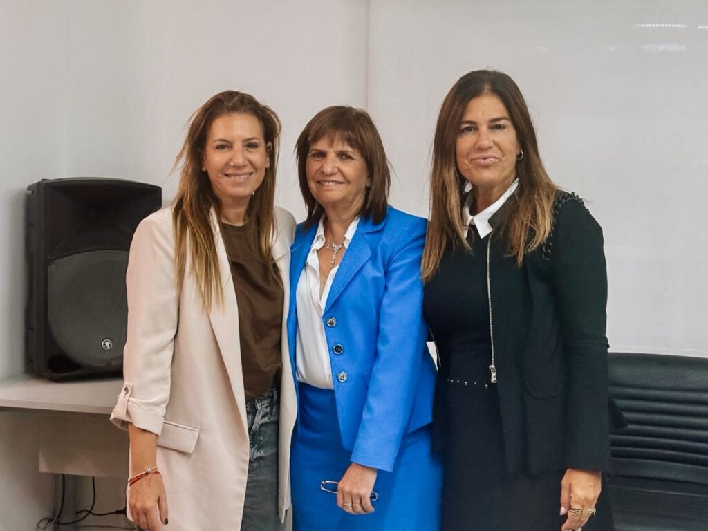 De izquierda a derecha: Daniela Reich, Patricia Bullrich y Florencia Retamoso.