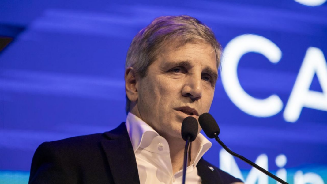 El ministro de Economía, Luis Caputo, realizará este jueves una licitación clave para renovar deuda en pesos con bonos atados al dólar.