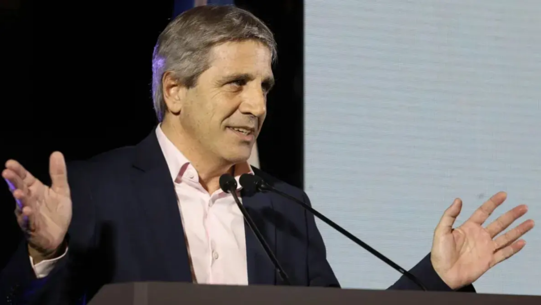 El ministro de Economía, Luis Caputo, reveló que el préstamo que Argentina negocia con el FMI es de USD 20.000 millones.