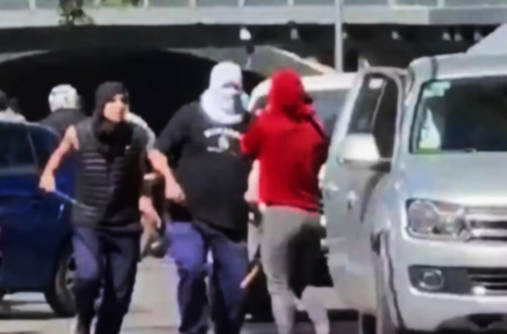 Imágenes del enfrentamiento entre barras y sindicalistas que se dio en las inmediaciones de la guardia del Hospital San Roque, ubicado en la localidad de Gonnet.