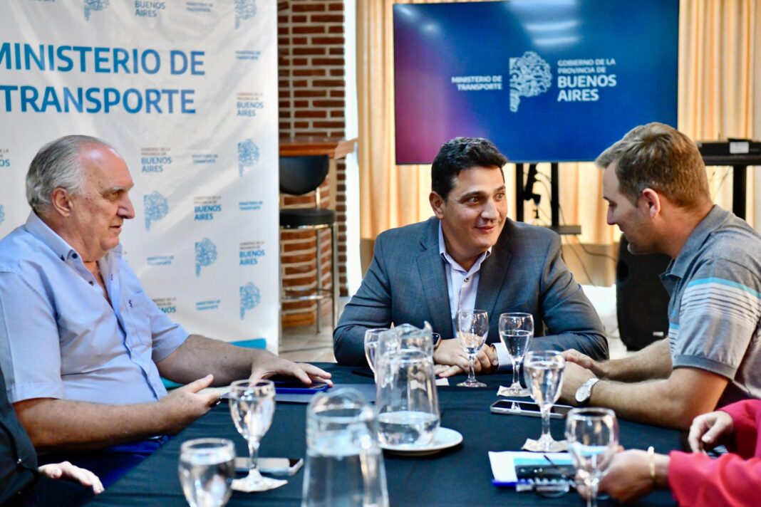 El ministro Martín Marinucci recibió el proyecto para crear la Operadora Ferroviaria bonaerense.