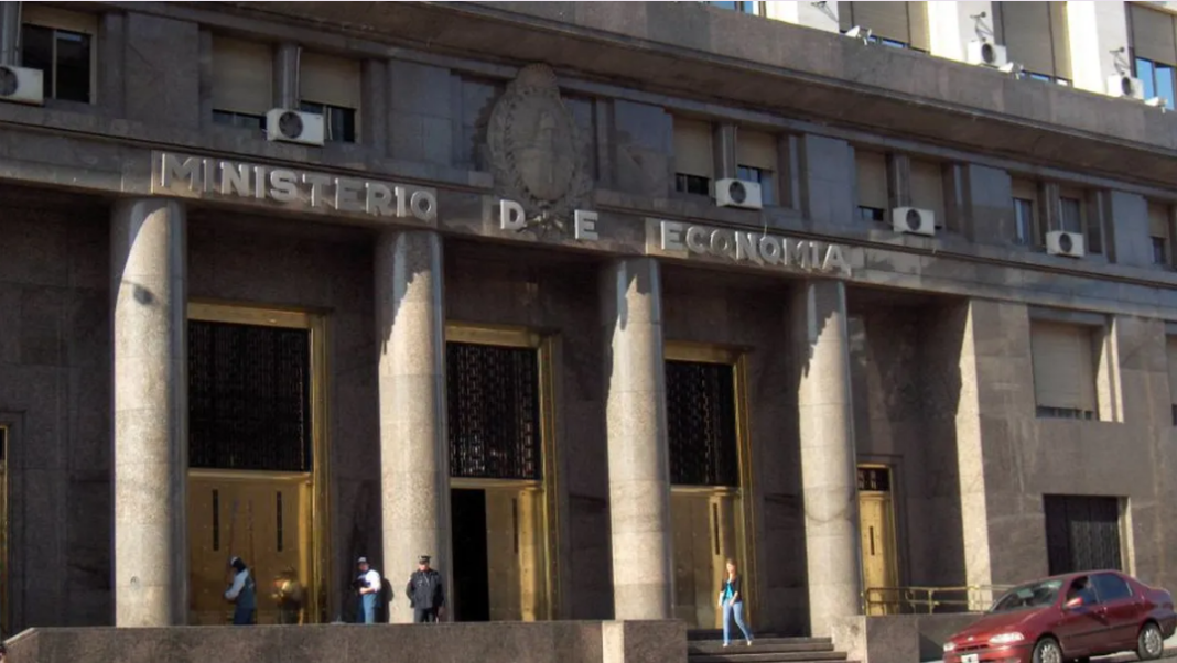 El Gobierno refinancio los vencimientos de deuda en pesos por el interés en los bonos dólar linked.