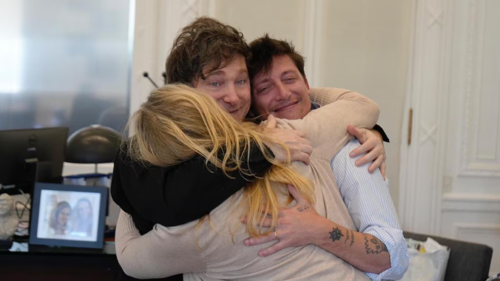 El famoso "trianguló de hierro": Javier Milei, Karina Milei y Santiago Caputo.