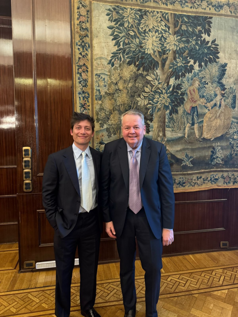 El asesor Santiago Caputo junto a Barry Bennet en Casa Rosada. 