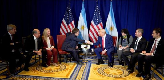 En medio de las tensiones en el mercado de cambio y al filo del cierre con el FMI, el presidente Javier Milei vuelve a viajar a Estados Unidos. Todos los detalles de la agenda.
