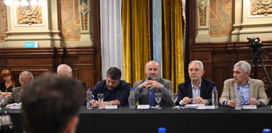 Un total de 43 intendentes bonaerenses salieron a diferenciarse del pedido del kirchnerismo y ratificaron su postura a favor del desdoblamiento electoral.