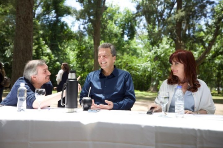 El kirchnerismo y el massismo cuestionaron la postura de avanzar en un eventual desdoblamiento electoral.