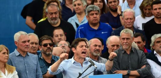 En medio de la feroz interna pejotista por el desdoblamiento y la suspensión de las PASO, el gobernador Axel Kicillof encabeza un acto en La Plata. Todos los detalles de la agenda.