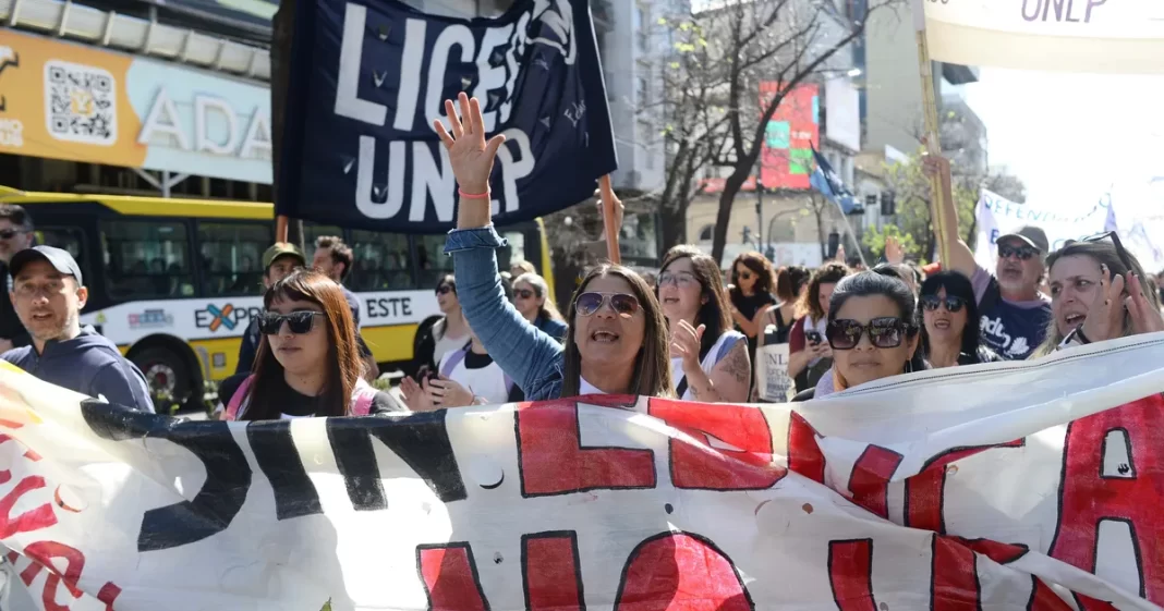 En un plenario de delegados de CONADU, los docentes universitarios propusieron realizar un paro de 48 a 72 horas. Qué días podría no haber clases.