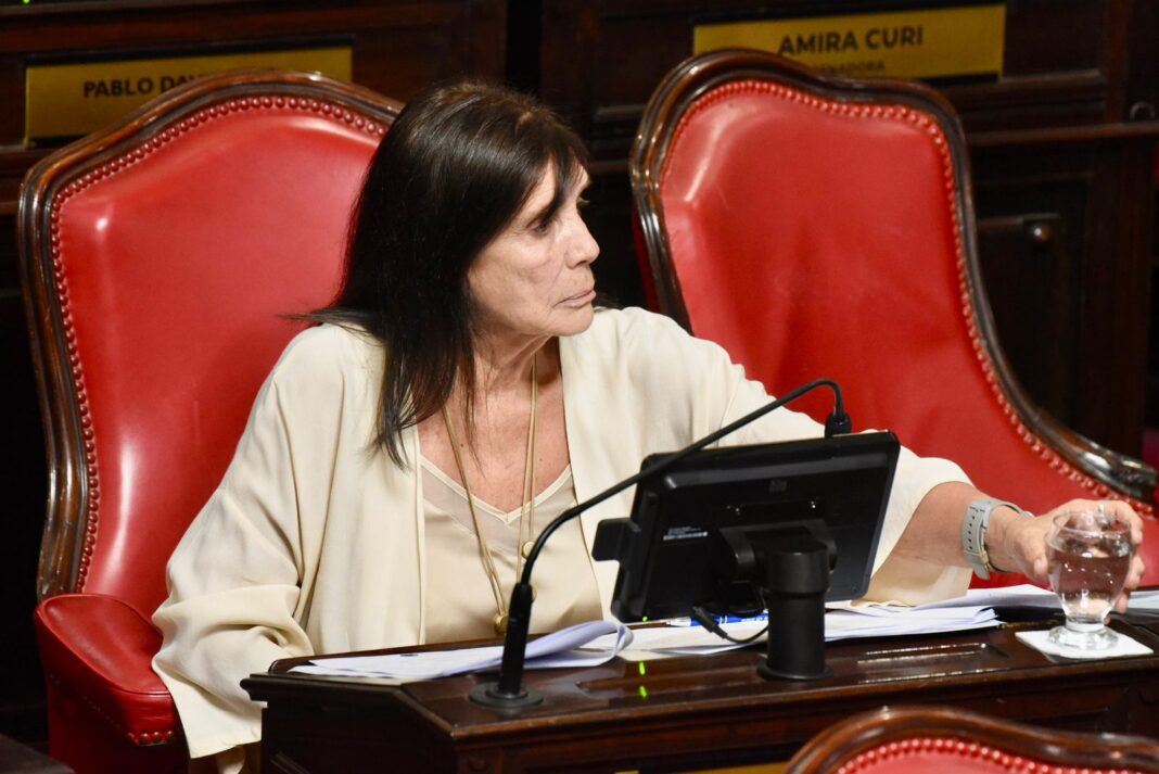 En medio de la interna peronista por el desdoblamiento electoral, la senadora Teresa García le respondió al ministro Carlos Bianco.