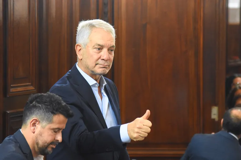 El intendente de La Plata, Julio Alak, presentó la rendición de cuentas del 2024 con un superávit millonario. Críticas de la oposición.