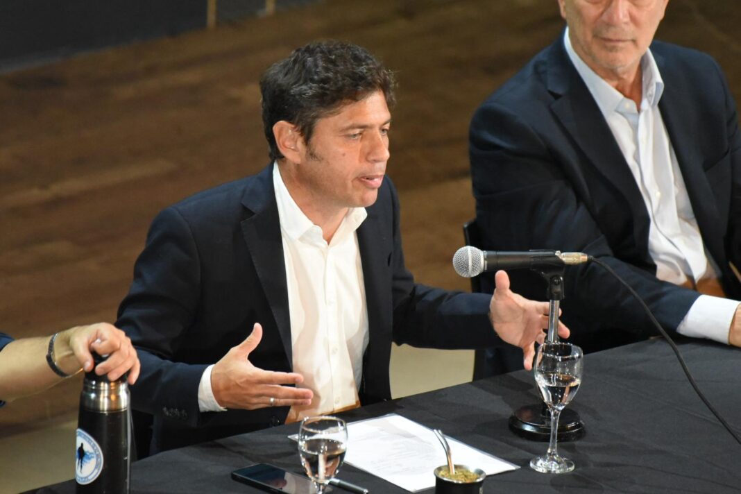 En medio de la interna pejotista en la Legislatura bonaerense, el gobernador Axel Kicillof pregonó por el desdoblamiento electoral.