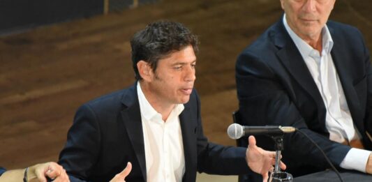 En medio de la interna pejotista en la Legislatura bonaerense, el gobernador Axel Kicillof pregonó por el desdoblamiento electoral.