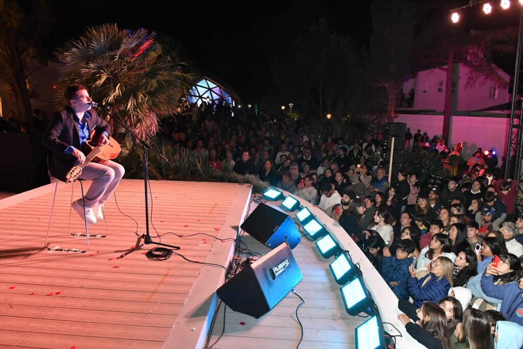 Nahuel Pennisi tuvo el show musicial de cierre en la inauguración de la Casa de la Cultura de Monte Hermoso.