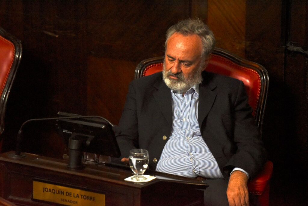 Joaquín De La Torre abandonó el bloque de La Libertad Avanza en el Senado bonaerense pero seguirá respaldando a Milei. Cómo quedan las bancas.