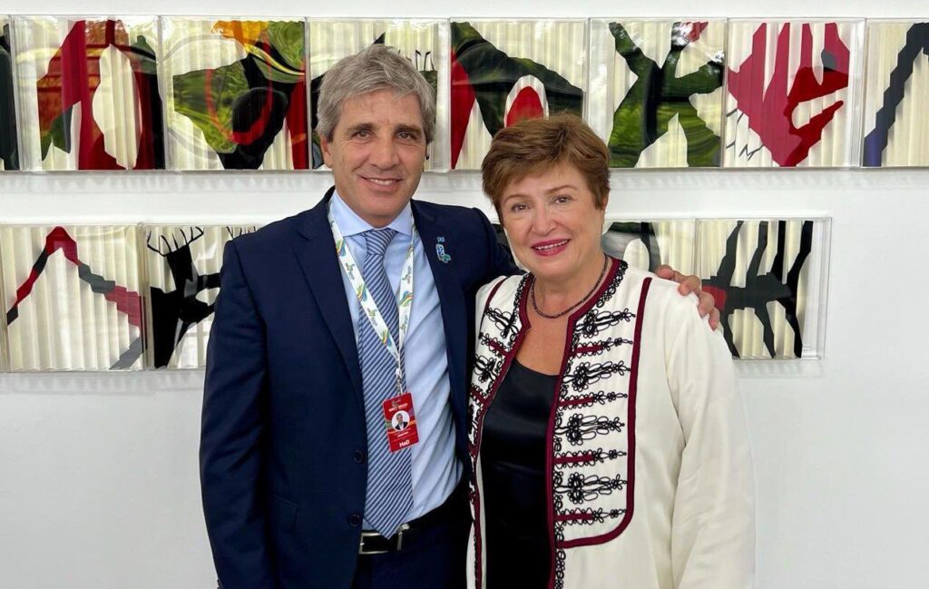 El ministro de Economía Luis Caputo y la directora gerente del FMI, Kristalina Georgieva.