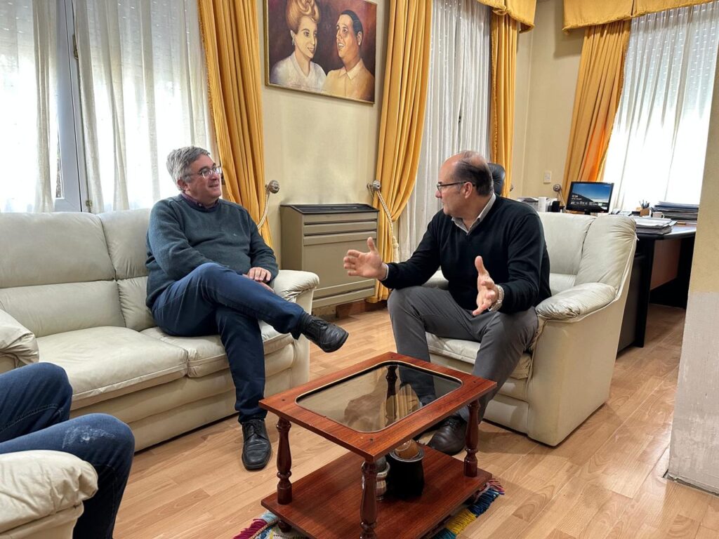 El intendente de Tordillo, Héctor Olivera, firmó un convenio con el ministro de Desarrollo Agrario bonaerense, Javier Rodríguez.