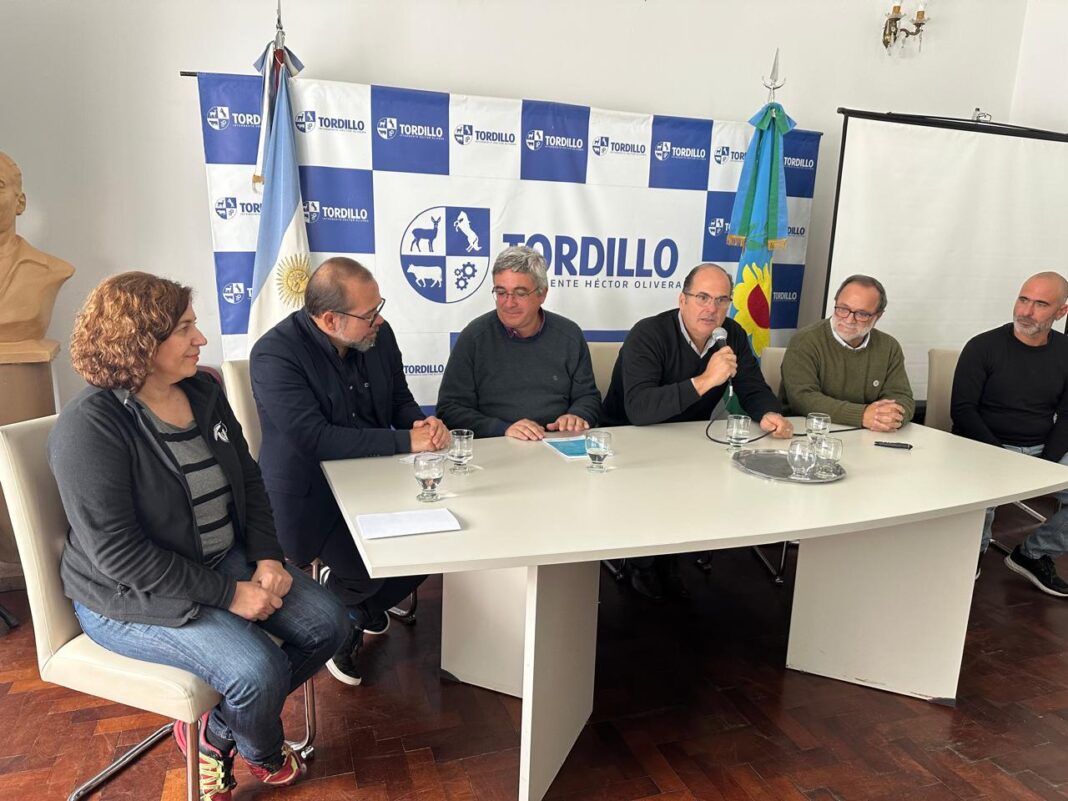 El intendente de Tordillo, Héctor Olivera, firmó un convenio de colaboración y trabajo conjunto entre el municipio, el Gobierno provincial y la Fundación Vida Silvestre.