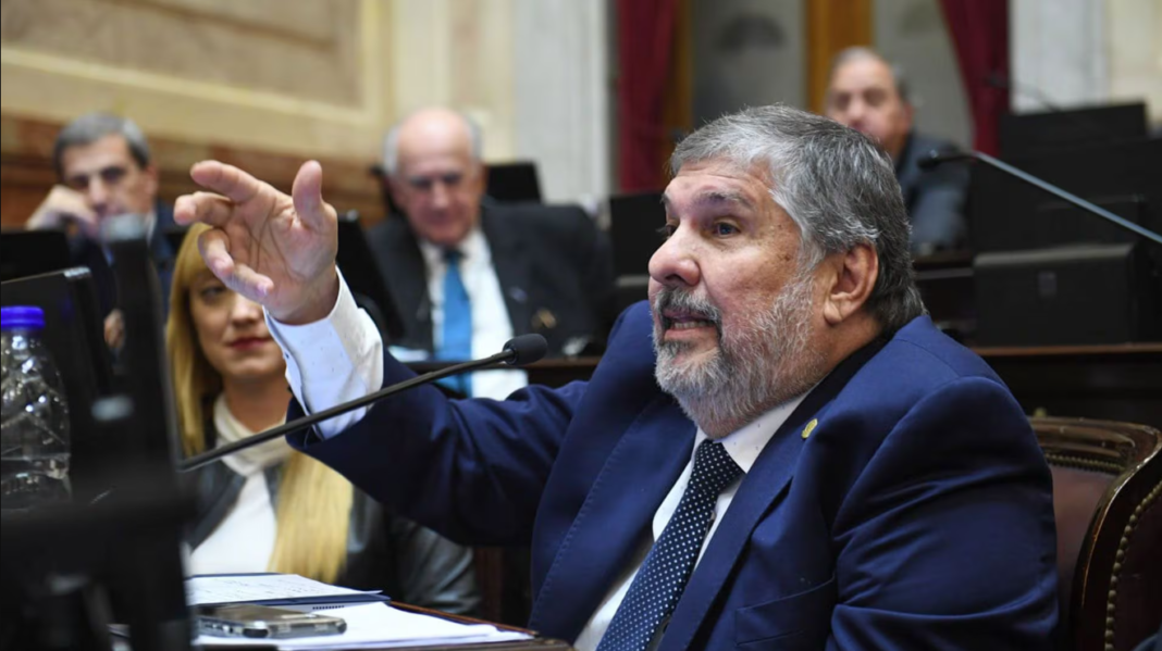 El senador formoseño José Mayans advirtió sobre la falta de unidad dentro de UP y cuestionó el conflicto interno entre Axel Kicillof y Cristina Kirchner.