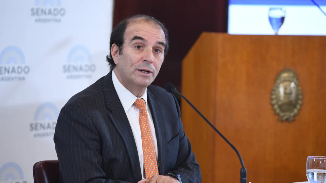 El catedrático, Manuel José García-Mansilla, ya evalúa dejar su cargo y el Gobierno recurrió a la Máximo Tribunal para que lo habilite a seguir.