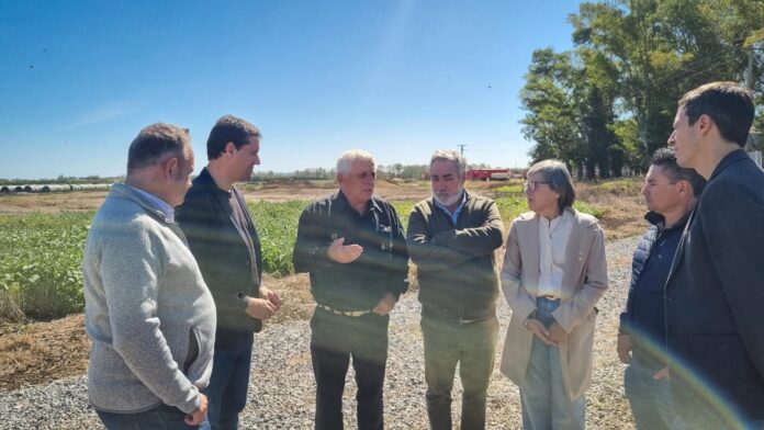 Durante su visita a San Andres de Giles, el senador radical estuvo acompañado por la diputada provincial y referenta local, María Belén Malaisi