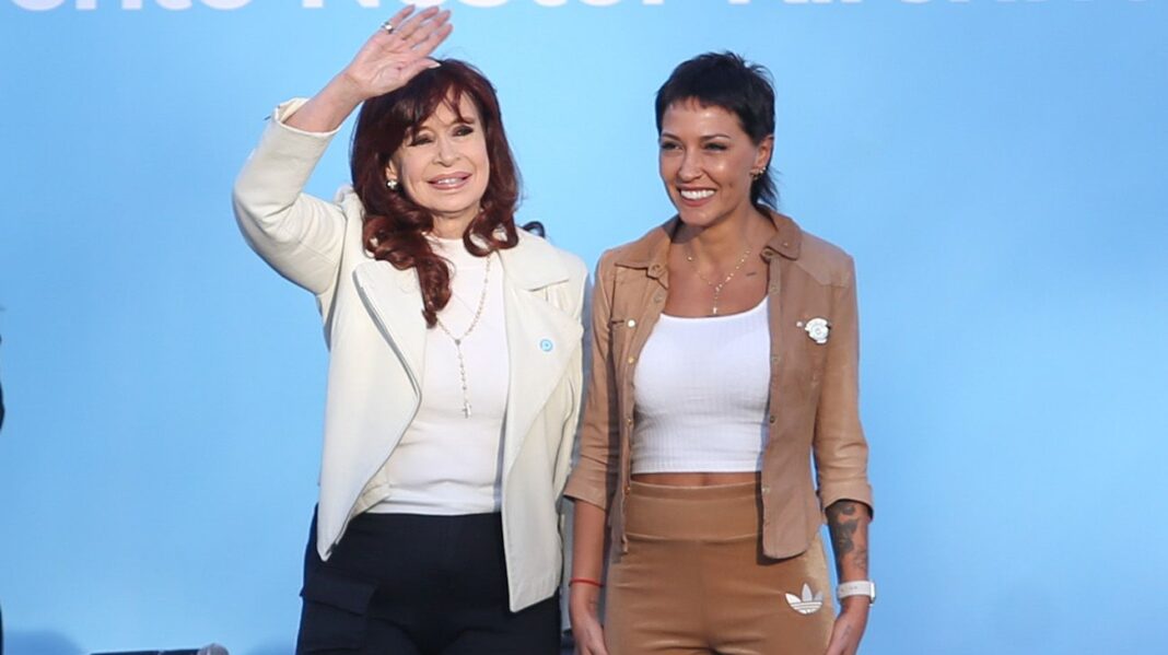 Mayra Mendoza cargó contra el gobernador por el desdoblamiento electoral y lo acusó de actuar con “capricho e individualismo”.