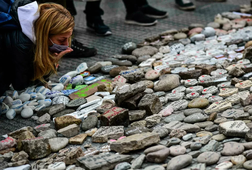 De los más de 130 mil fallecidos por COVID-19, alrededor de un 90% no estaban vacunadas o no habían recibido las dosis de refuerzo recomendadas.