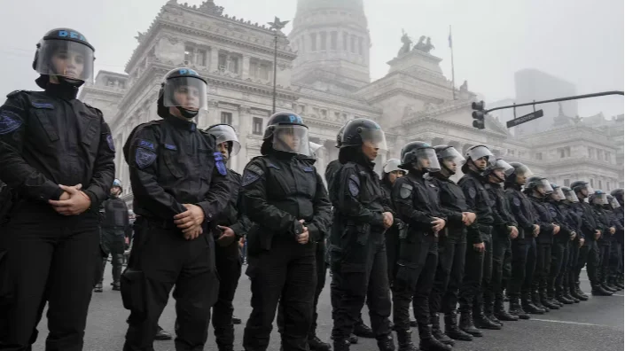 La CGT se pliega a la usual marcha de jubilados de los miércoles y la ministra de Seguridad, Patricia Bullrich, amenaza con aplicar el protocolo antipiquete. 
